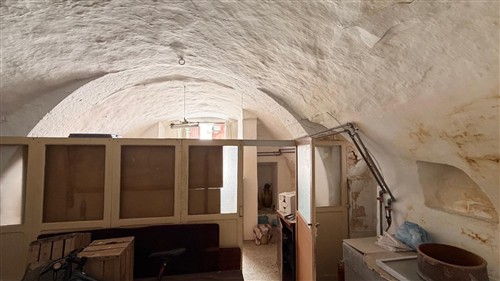 Casa Indipendente Di 2 Vani Oltre Locale Al Piano Terra.